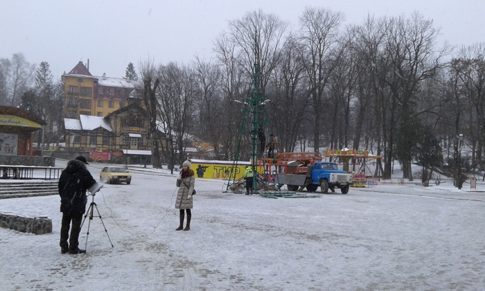 Як на Львівщині встановлюють гігантську ялинку (ФОТО) - фото 2