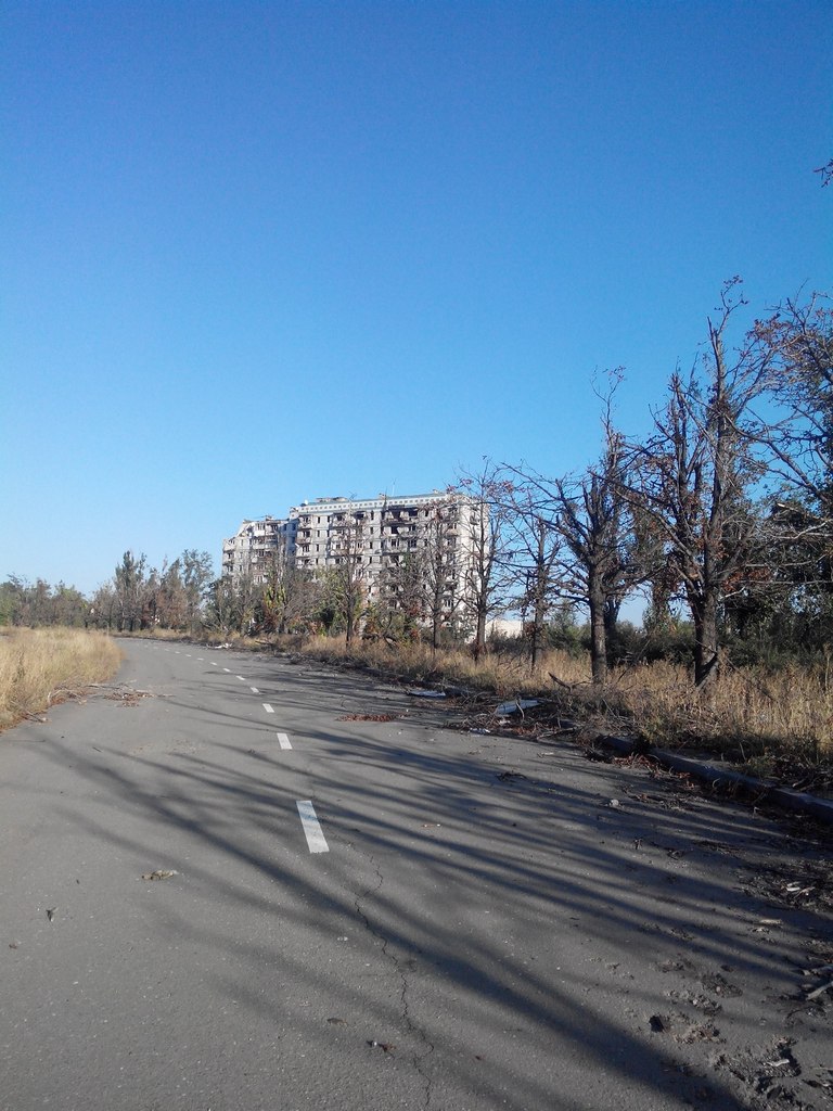 Околиці окупованого Донецька ріжуть на метал та знімають тротуарну плитку (ФОТО) - фото 6