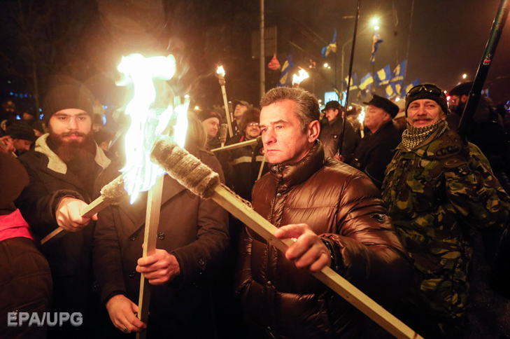 Як у центрі Києва зі смолоскипами відзначали день народження Степана Бандери - фото 1