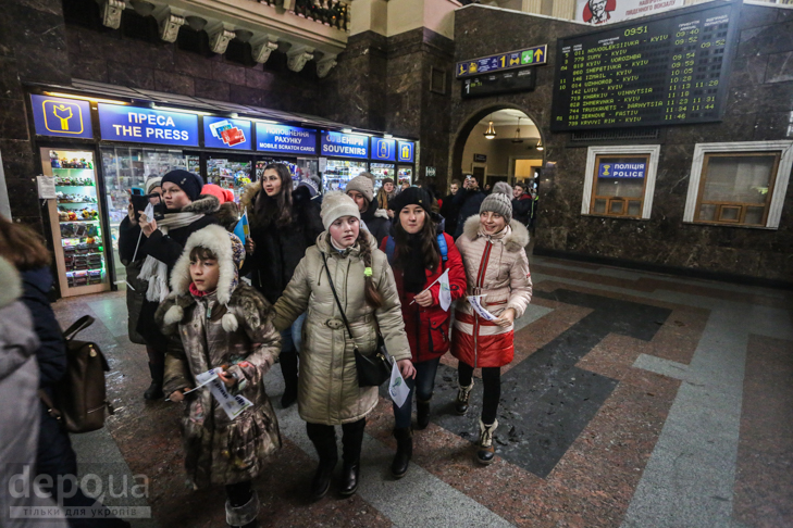 Як до Києва привезли на відпочинок півтисячі дітей із Донбасу - фото 8