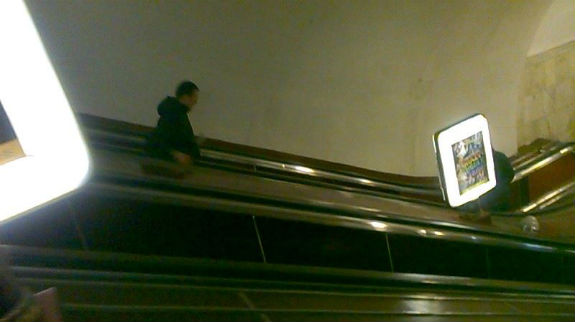 Як пасажири столичного метро намагаються "переграти" ескалатор - фото 2