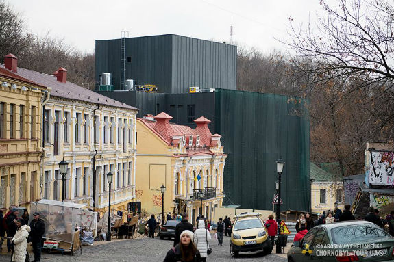 Сучасне мистецтво: На Андріївському узвозі театр перетворили на енергоблок ЧАЕС  - фото 1