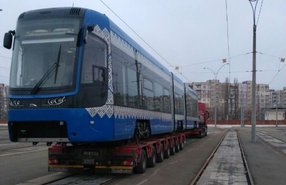 У Київ привезли новий трамвай з Польщі - фото 1