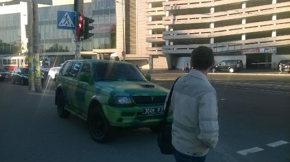 У Києві водій джипу АТОшників переміг у конкурсі "Паркуюсь, як жлоб" - фото 3