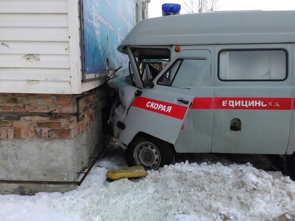 На Росії "швидка" врізалася в житловий будинок - фото 1