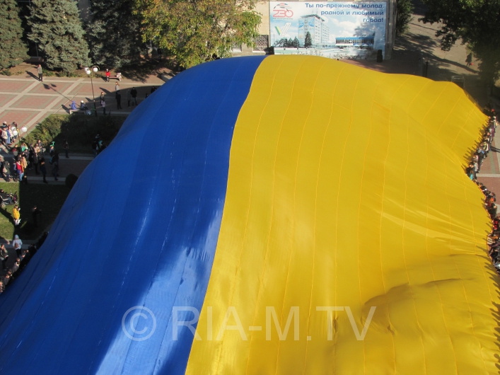 У Мелітополі розгорнули найбільший прапор України - фото 3