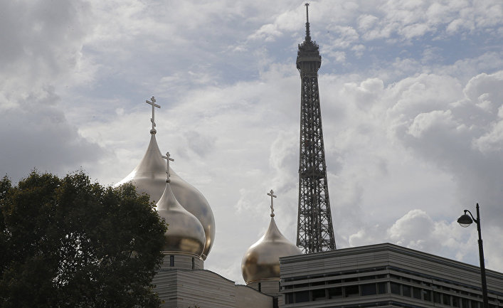 Париж: путінські купола закривають вид на Ейфелеву вежу - фото 1
