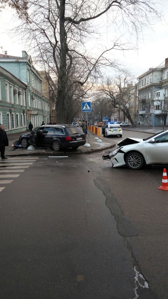 Чергова ДТП у центрі Одеси: вщент розбиті дві іномарки (ФОТО) - фото 2