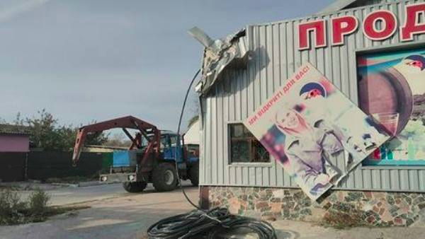 У Кропивницькому бетонний стовп впав на крамницю (ФОТО, ВІДЕО) - фото 2