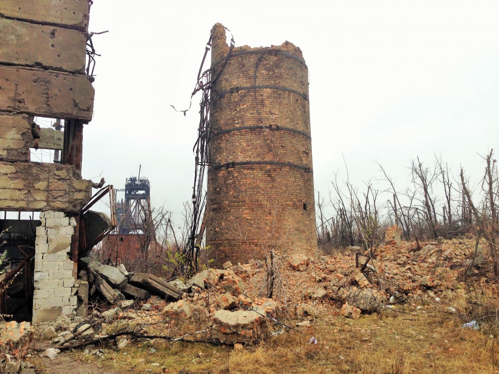 Передня лінія фронту: Апокаліптична шахта Бутівка і побита снарядами Авдіївка (ФОТО) - фото 11