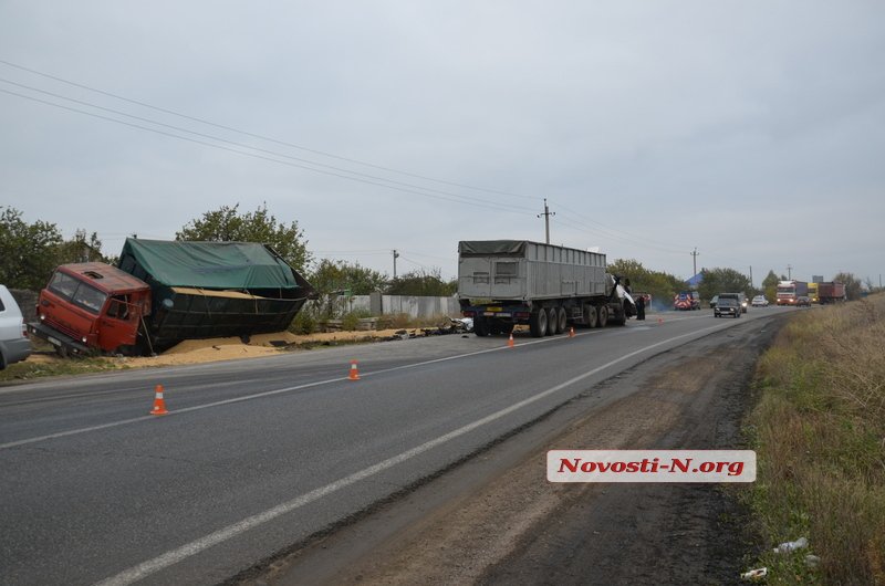 Під Миколаєвом зіткнулися дві вантажівки: є жертви