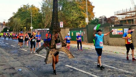 Як 70-річний француз біг марафон у костюмі Ейфелевої вежі (ФОТО, ВІДЕО) - фото 2