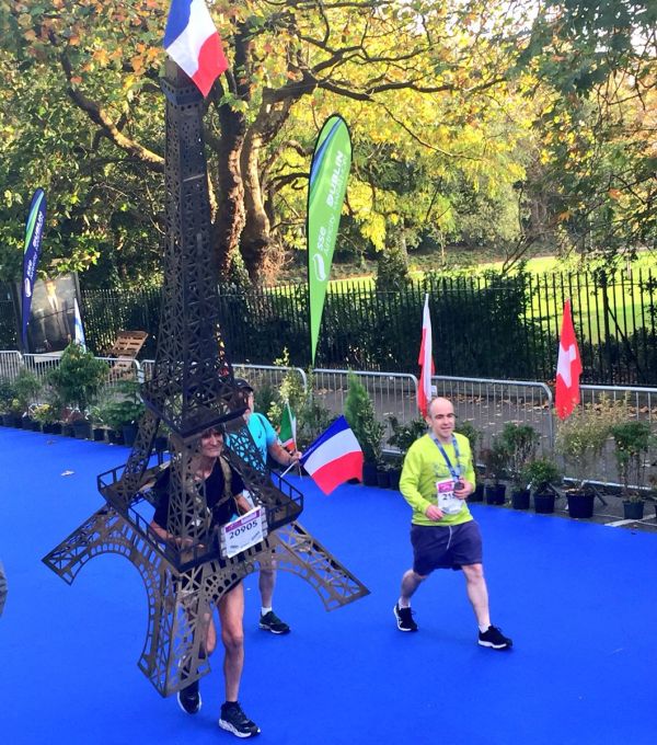 Як 70-річний француз біг марафон у костюмі Ейфелевої вежі (ФОТО, ВІДЕО) - фото 1