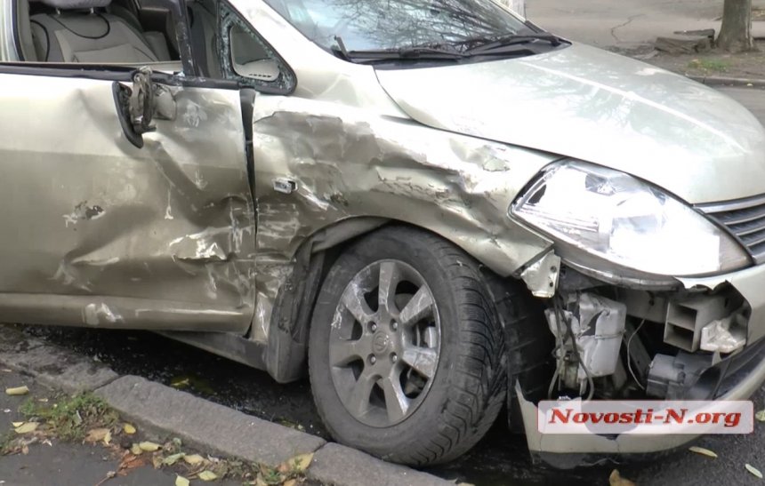У Миколаєві Nissan не пропустив маршрутку: є постраждалі