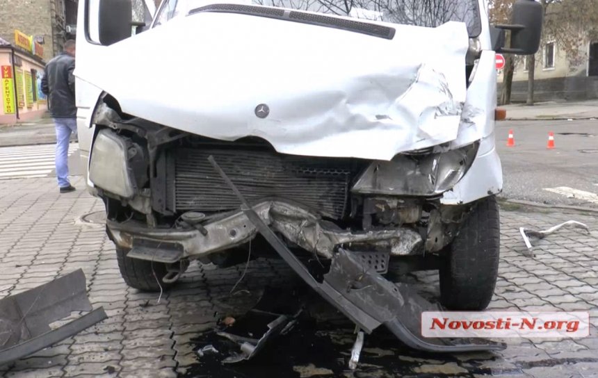 У Миколаєві Nissan не пропустив маршрутку: є постраждалі