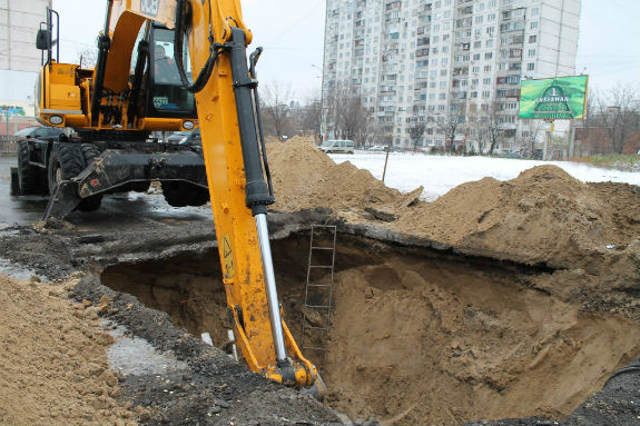 На Лісовому масиві в Києві прорив водопроводу: Рух транспорту паралізовано  - фото 3