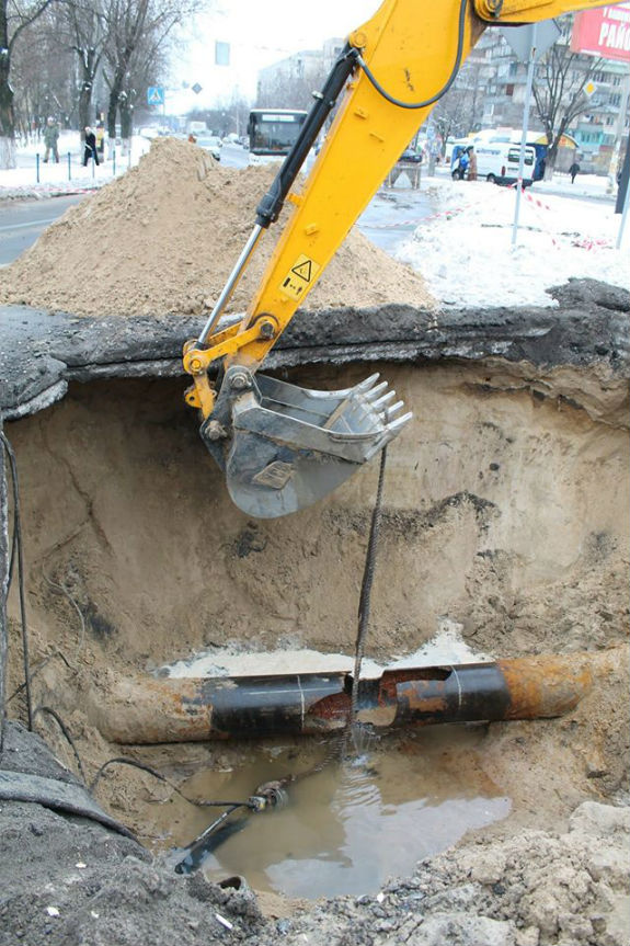 На Лісовому масиві в Києві прорив водопроводу: Рух транспорту паралізовано  - фото 2