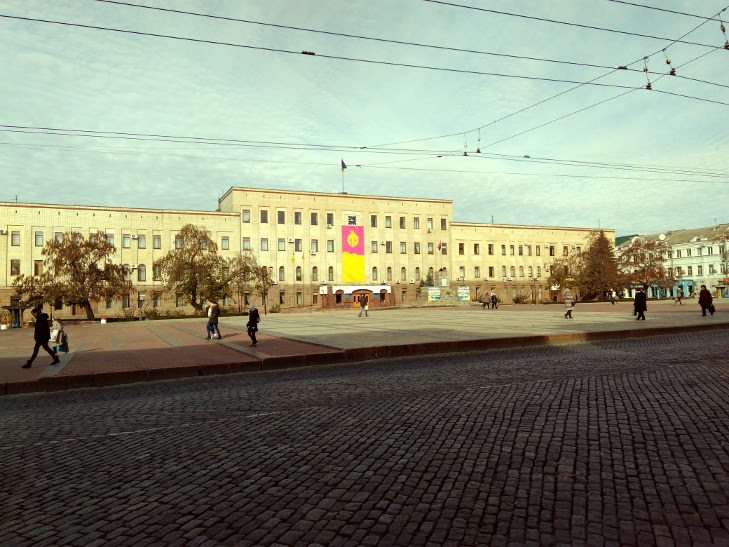 На будівлі ОДА в Кропивницькому замість державного з'явився великий прапор області - фото 1