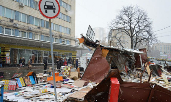 Біля столичної станції метро "Політехнічний інститут"  розтрощили МАФи  - фото 3