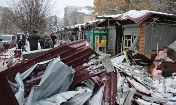 Біля столичної станції метро "Політехнічний інститут"  розтрощили МАФи  - фото 1