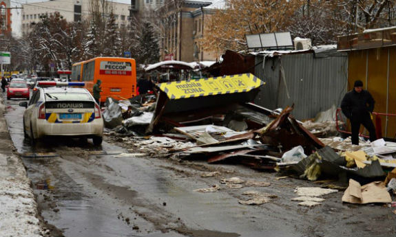 Біля столичної станції метро "Політехнічний інститут"  розтрощили МАФи  - фото 5