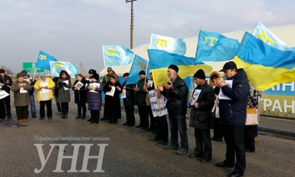 Кримські татари влаштували пікет на "Чонгарі" - фото 4