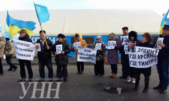 Кримські татари влаштували пікет на "Чонгарі" - фото 3