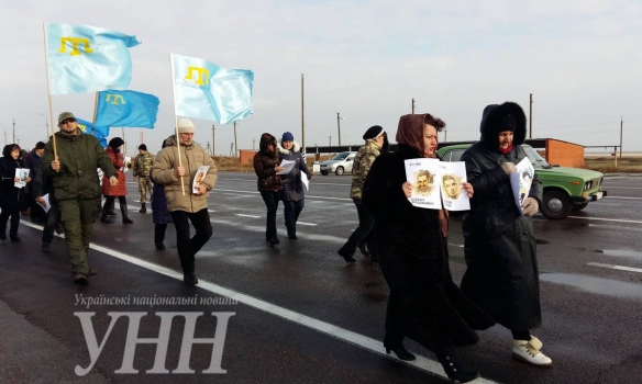 Кримські татари влаштували пікет на "Чонгарі" - фото 2