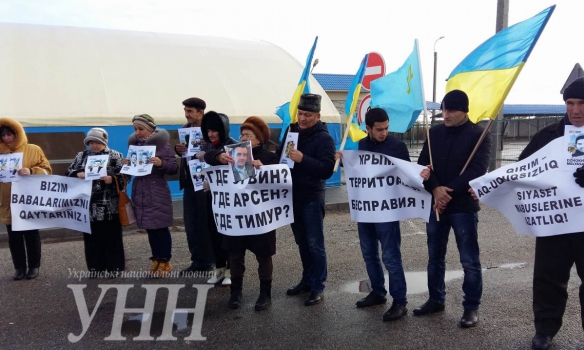 Кримські татари влаштували пікет на "Чонгарі" - фото 1