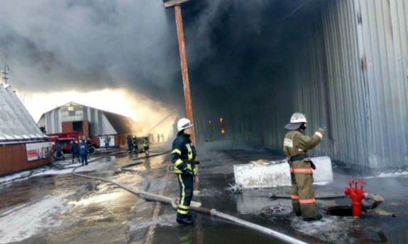 На Київщині палає ангар: Пожежа охопила 1 500 кв. м  - фото 1