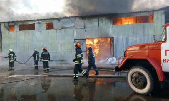 На Київщині палає ангар: Пожежа охопила 1 500 кв. м  - фото 4