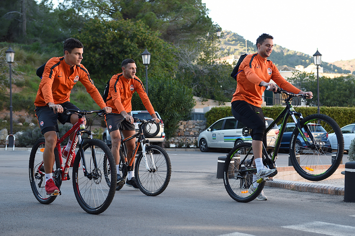 Як футболісти "Шахтаря" тренувалися і каталися на велосипедах в Іспанії - фото 1