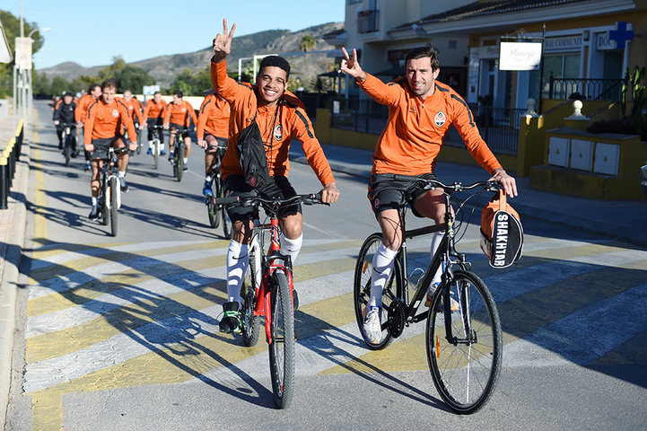 Як футболісти "Шахтаря" тренувалися і каталися на велосипедах в Іспанії - фото 2