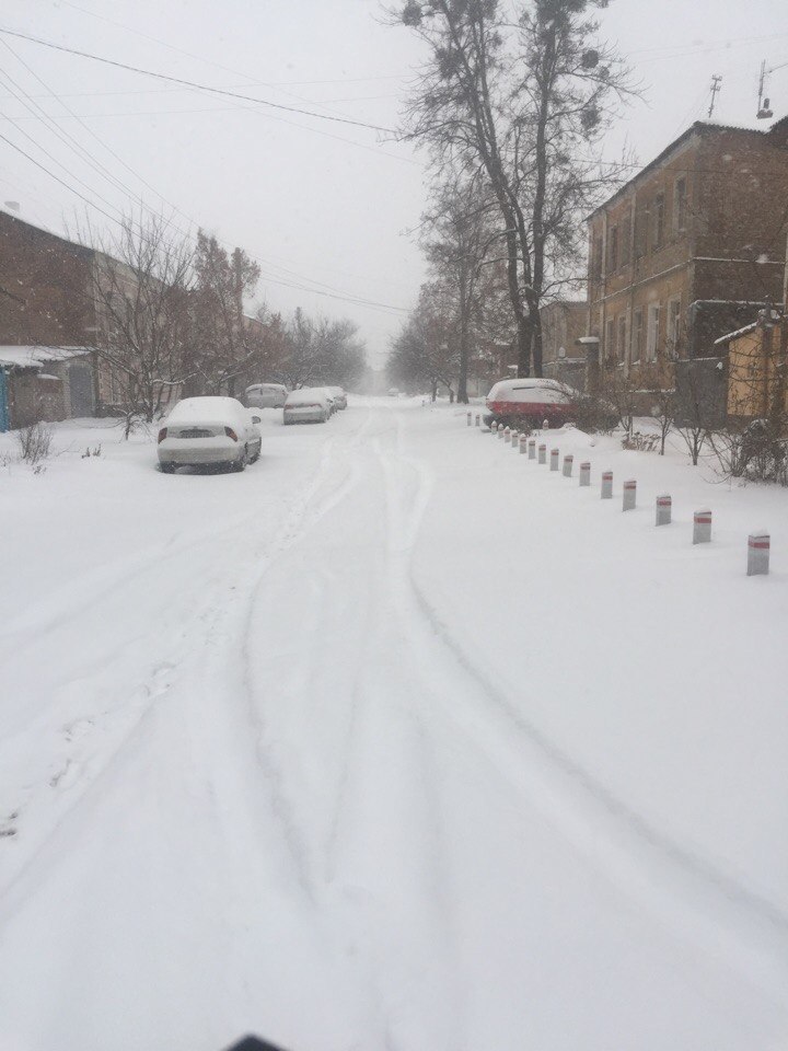 Харків засипало снігом: мешканці міста скаржаться на комунальників (ФОТО)  - фото 7