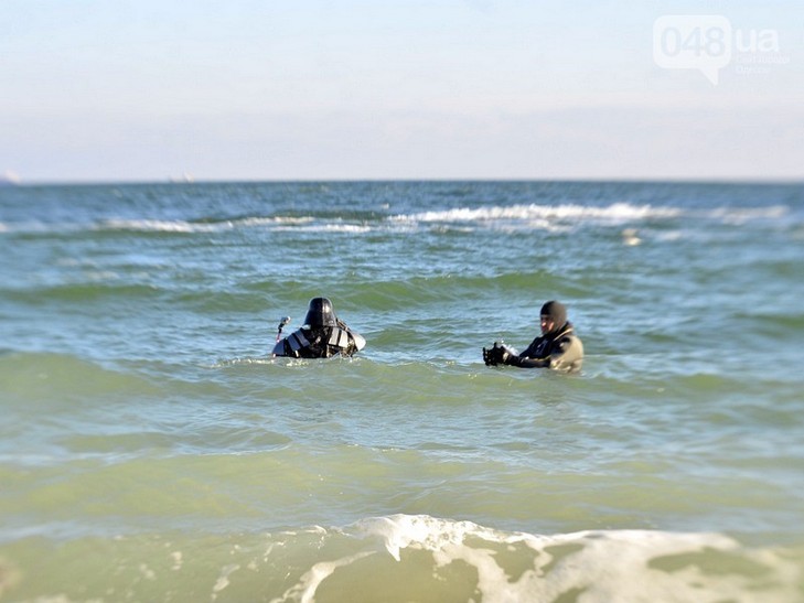 В Одесі Дарт Вейдер вирішив на свято пірнути в море (ФОТО; ВІДЕО) - фото 1
