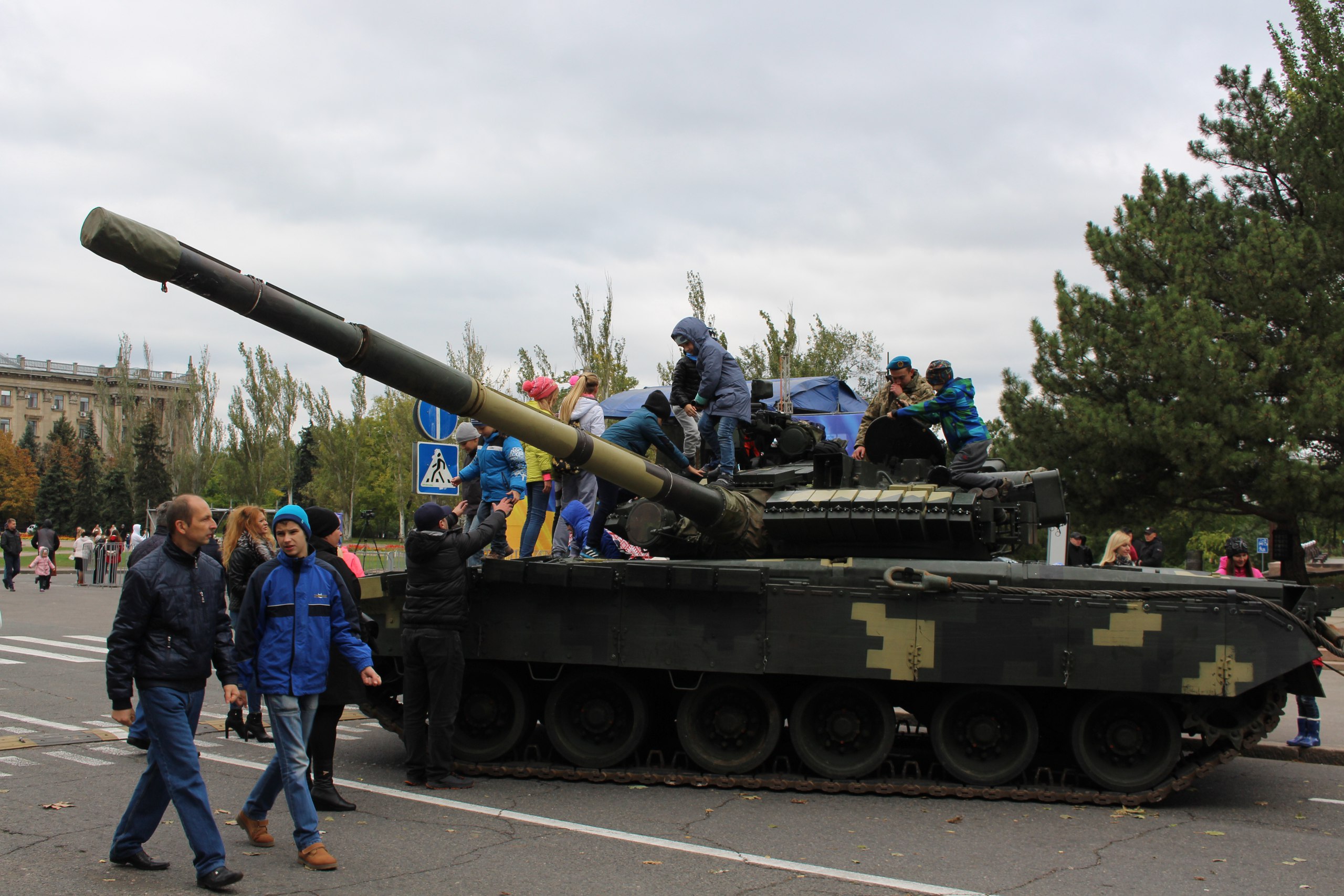 Миколаївці відсвяткували Покрову виставкою військової та рятувальної техінки