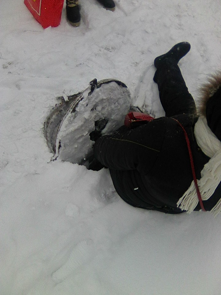 Ужгородка провалилася у каналізаційний люк, припорошений снігом - фото 1