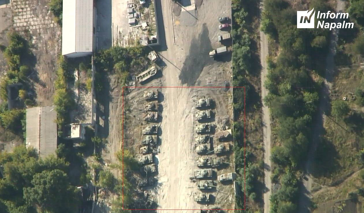Волонтери показали, де терористи тримають у Донецьку танки та гармати - фото 3