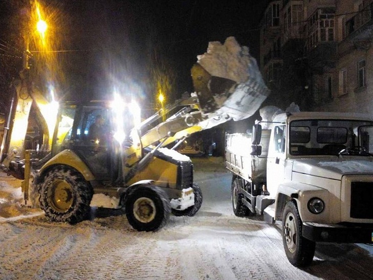Зa ніч із Кропивницького вивезли 1,3 тисячі кубометрів снігу - фото 2