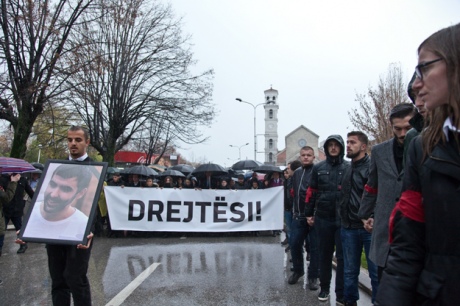 У Косові пройшов численний марш через смерть опозиціонера - фото 1