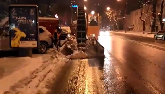 За вихідні комунальники вивезли з Києва більше двох тис. тонн снігу - фото 1
