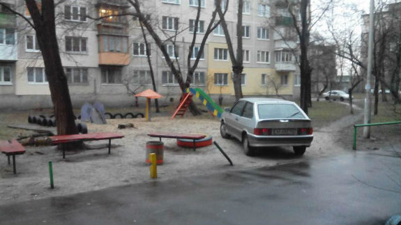 Феєричний жлоб: У Києві водій припаркував свою автівку на дитячому майданчику  - фото 1