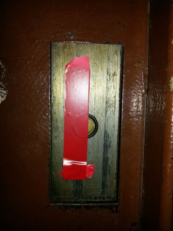 Домофони у столичних будинках заклеюють ізоляційною стрічку  - фото 1
