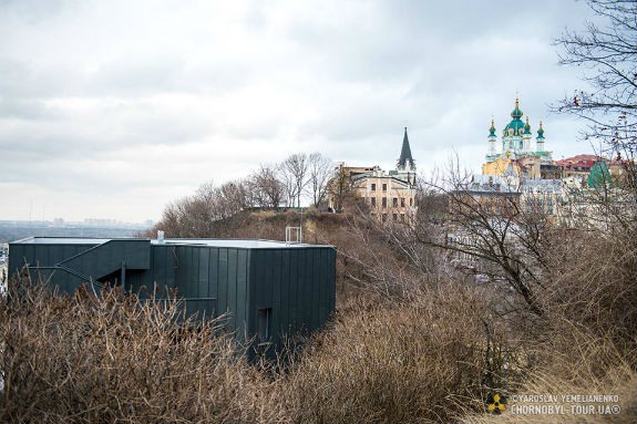 Сучасне мистецтво: На Андріївському узвозі театр перетворили на енергоблок ЧАЕС  - фото 2