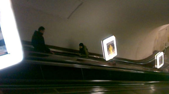 Як пасажири столичного метро намагаються "переграти" ескалатор - фото 1