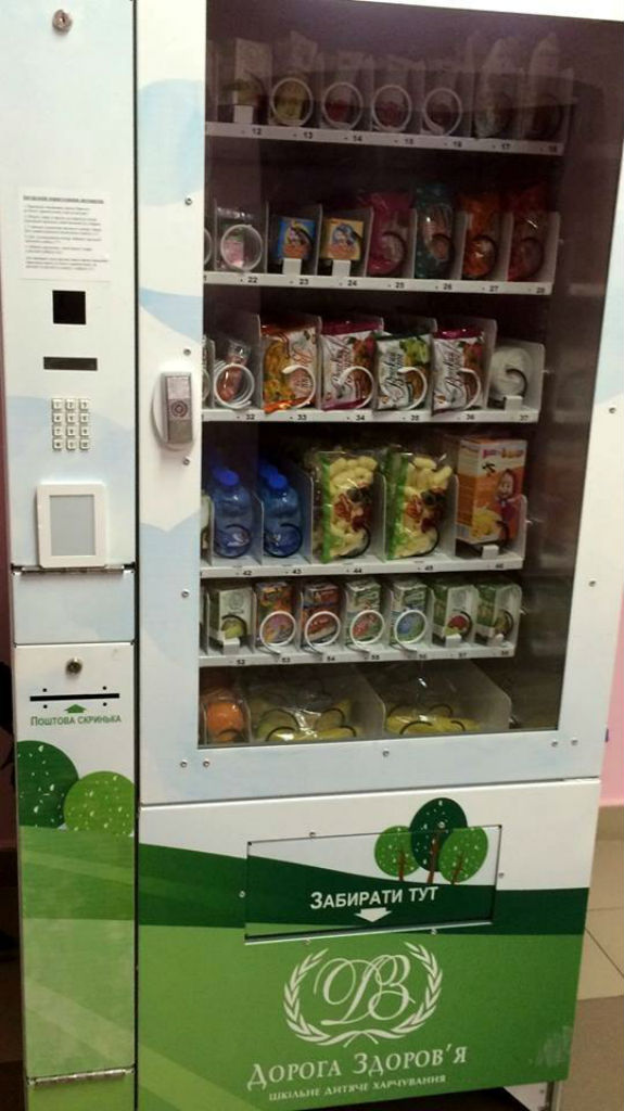 Столичні школи віддають в оренду під автомати з солодощами  - фото 1