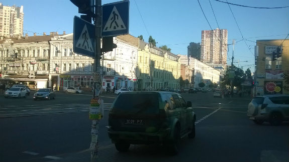 У Києві водій джипу АТОшників переміг у конкурсі "Паркуюсь, як жлоб" - фото 1