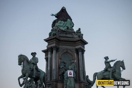 У Відні на знак протесту вдягнули паранджу на одну із найвідоміших скульптур - фото 1