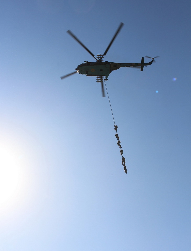 На Дніпропетровщині десантники літали над лісами на мотузці - фото 1