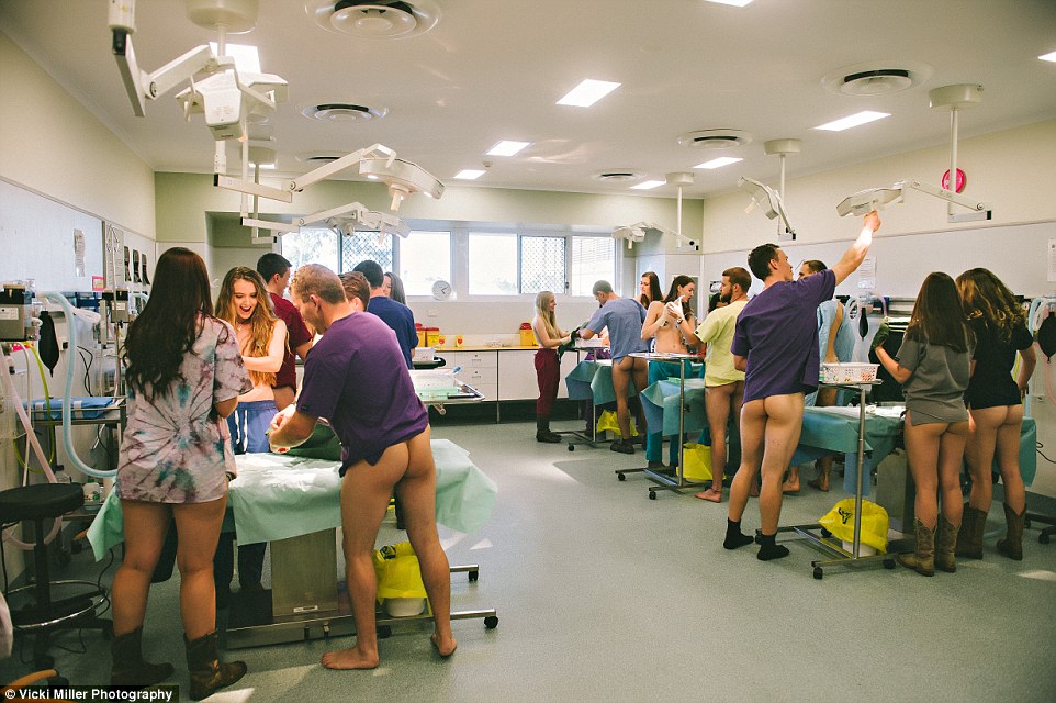 Австралійські студенти роздяглися, щоб допомогти хворим (ФОТО, 18+) - фото 2